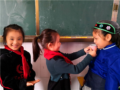 周口：小學生扮演“爺爺、奶奶” 感受重陽敬老情