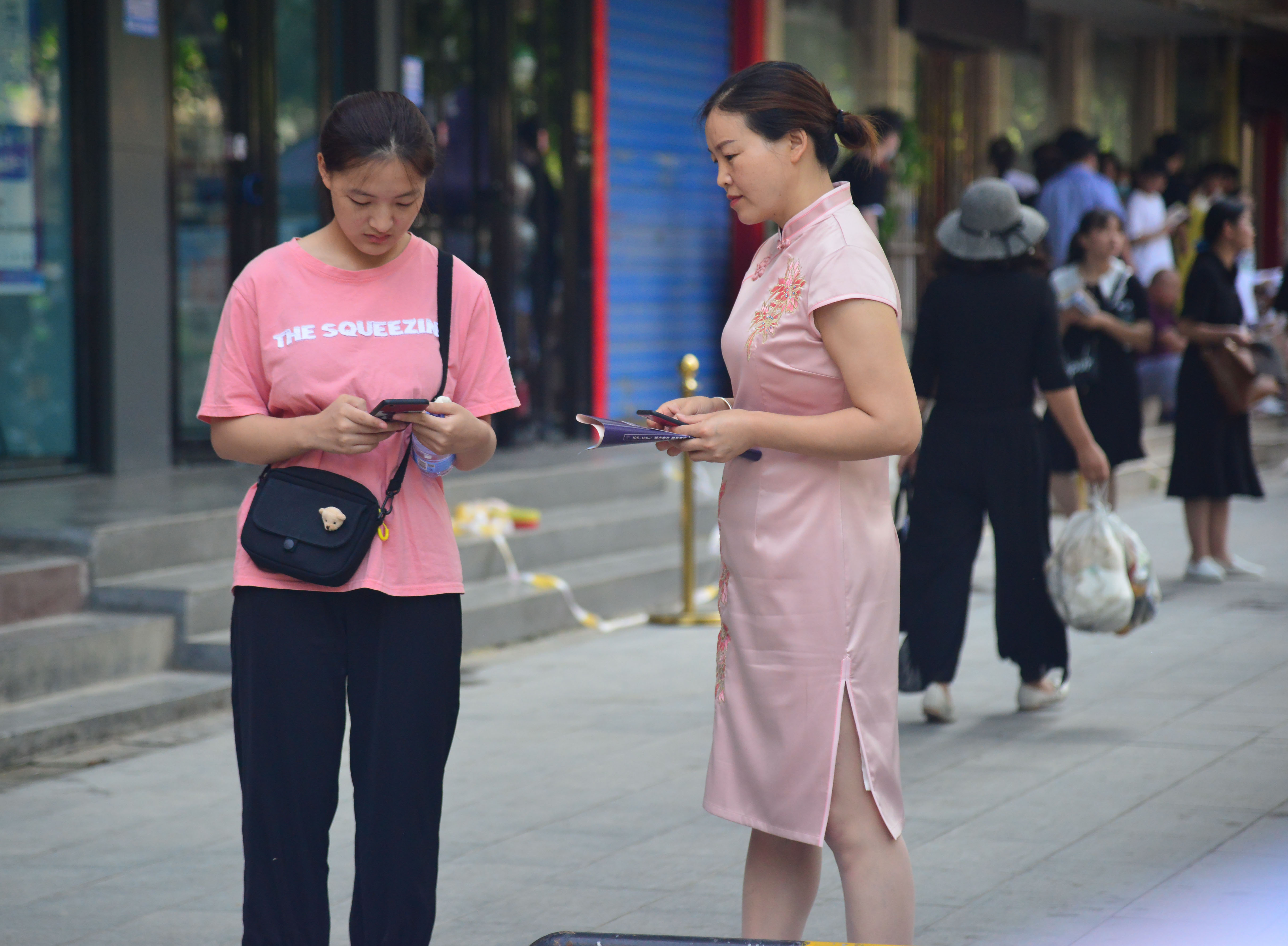 旗開得勝！高考考場外的旗袍媽媽們