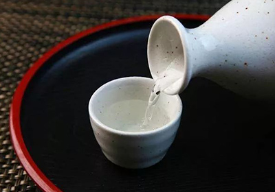睡前飲酒的害處:損胃?jìng)?/></p>
                    <p class=