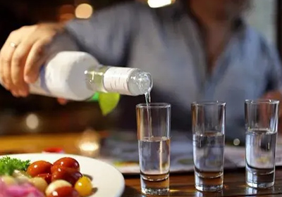 瀘州酒廠家告訴你：夏季適合喝什么酒？
