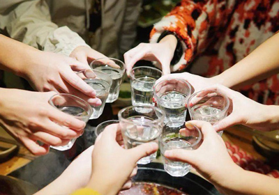 白酒優(yōu)劣怎么看？瀘旗酒業(yè)教你三招學(xué)會(huì)挑好酒