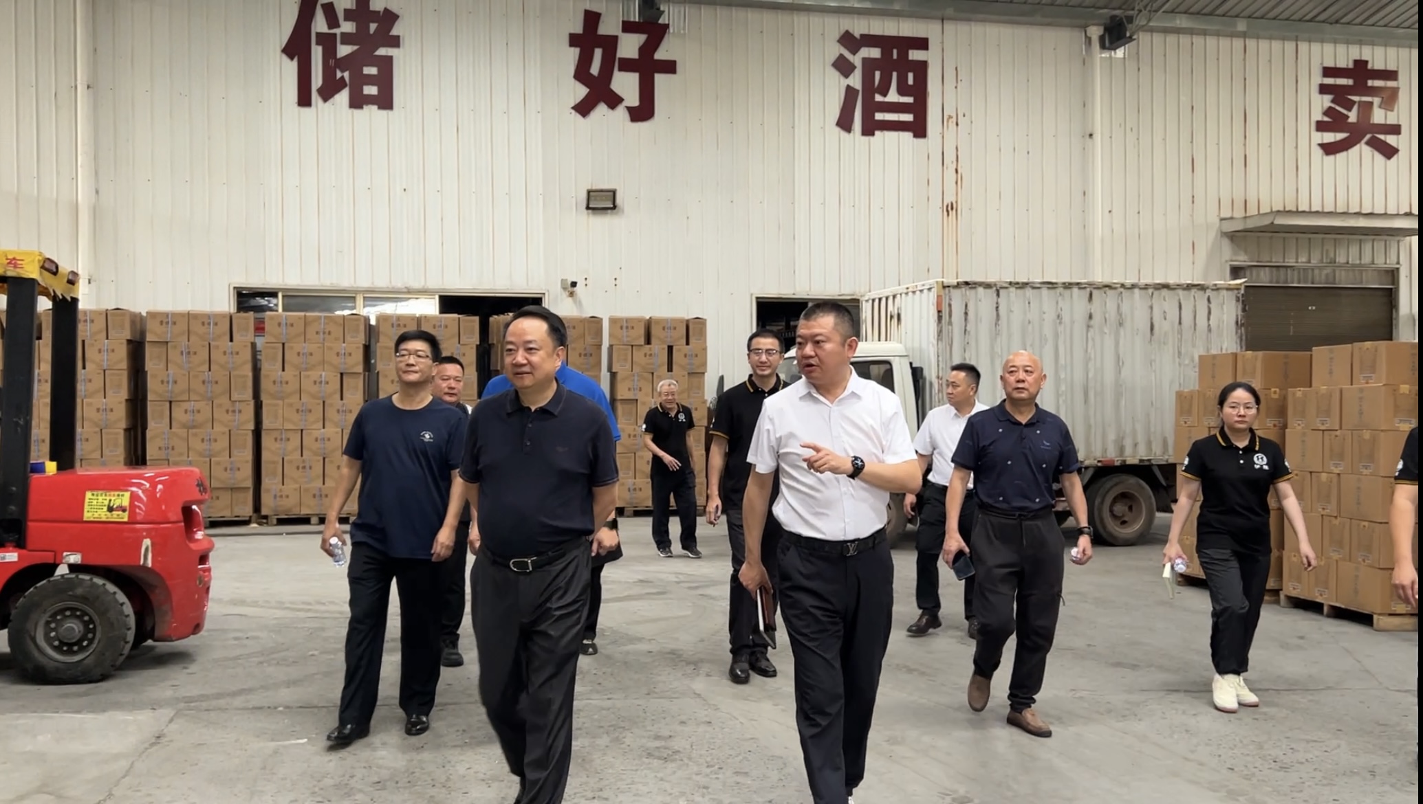 熱烈歡迎四川省酒業(yè)集團(tuán)曹勇黨委書(shū)記、董事長(zhǎng)曹勇率隊(duì)蒞臨瀘旗調(diào)研指導(dǎo)